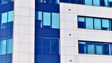 Soyut modern iş mimarisi. Alüminyum kompozit panelli ofis binası. Cam ve metalden yapılmış ön duvar. 