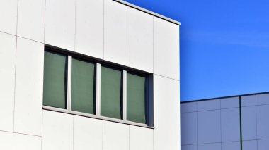 Soyut modern iş mimarisi. Alüminyum kompozit panelli ofis binası. Cam ve metalden yapılmış ön duvar. 