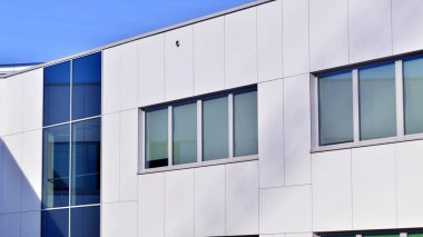 Soyut modern iş mimarisi. Alüminyum kompozit panelli ofis binası. Cam ve metalden yapılmış ön duvar. 