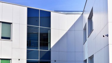 Soyut modern iş mimarisi. Alüminyum kompozit panelli ofis binası. Cam ve metalden yapılmış ön duvar. 