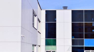 Soyut modern iş mimarisi. Alüminyum kompozit panelli ofis binası. Cam ve metalden yapılmış ön duvar. 