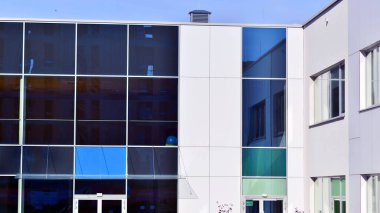 Soyut modern iş mimarisi. Alüminyum kompozit panelli ofis binası. Cam ve metalden yapılmış ön duvar. 