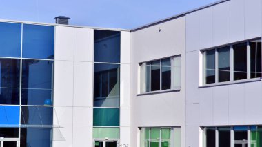 Soyut modern iş mimarisi. Alüminyum kompozit panelli ofis binası. Cam ve metalden yapılmış ön duvar. 