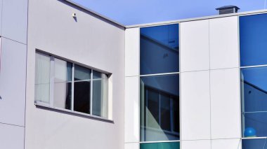 Soyut modern iş mimarisi. Alüminyum kompozit panelli ofis binası. Cam ve metalden yapılmış ön duvar. 