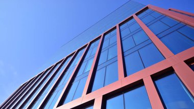 Modern mimari. Şehirdeki simetrik mavi cam bina. Modern şirket mimarisine sahip şehir manzarası ofis binaları - iş ve başarı kavramı.