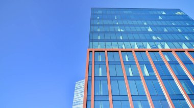 Modern mimari. Şehirdeki simetrik mavi cam bina. Modern şirket mimarisine sahip şehir manzarası ofis binaları - iş ve başarı kavramı.