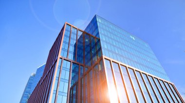 Modern mimari. Şehirdeki simetrik mavi cam bina. Modern şirket mimarisine sahip şehir manzarası ofis binaları - iş ve başarı kavramı.