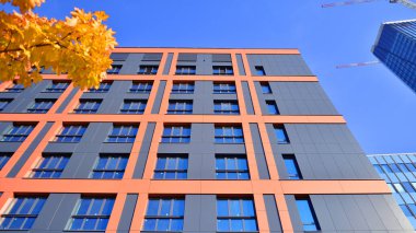 Metalik ön cepheli ve pencereli modern ofis binası. Modern mimari ayrıntılar.