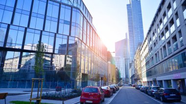 Varşova, Polonya. 27 Ekim 2024. Form 'u yapım aşamasında olan ofis binası. 