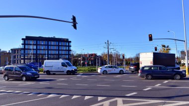 Varşova, Polonya. 5 Kasım 2024. Şehrin Mokotow bölgesinde araba trafiği.