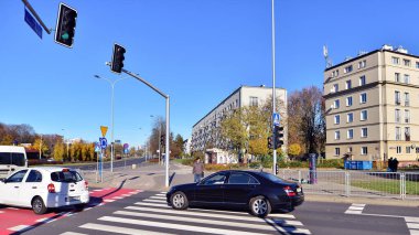 Varşova, Polonya. 5 Kasım 2024. Şehrin Mokotow bölgesinde araba trafiği.