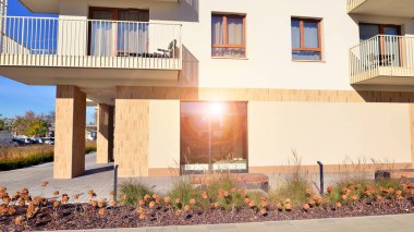 Mağazalar ve ofisler için cam ve metalden yapılmış bir oda. İnşaat endüstrisi. Kiralık mülk.