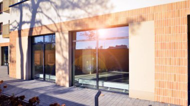 Mağazalar ve ofisler için cam ve metalden yapılmış bir oda. İnşaat endüstrisi. Kiralık mülk.