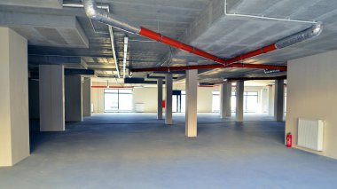 Mağazalar ve ofisler için cam ve metalden yapılmış bir oda. İnşaat endüstrisi. Kiralık mülk.