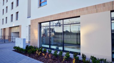 Mağazalar ve ofisler için cam ve metalden yapılmış bir oda. İnşaat endüstrisi. Kiralık mülk.