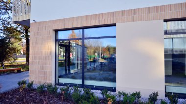 Mağazalar ve ofisler için cam ve metalden yapılmış bir oda. İnşaat endüstrisi. Kiralık mülk.