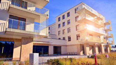 Mağazalar ve ofisler için zemin kat ticari binası olan modern bir yerleşim yeri. İnşaat endüstrisi. Kiralık mülk.