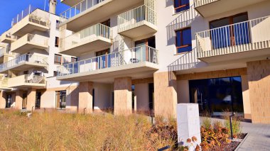 Mağazalar ve ofisler için zemin kat ticari binası olan modern bir yerleşim yeri. İnşaat endüstrisi. Kiralık mülk.