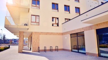 Mağazalar ve ofisler için zemin kat ticari binası olan modern bir yerleşim yeri. İnşaat endüstrisi. Kiralık mülk.