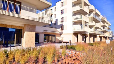 Mağazalar ve ofisler için zemin kat ticari binası olan modern bir yerleşim yeri. İnşaat endüstrisi. Kiralık mülk.