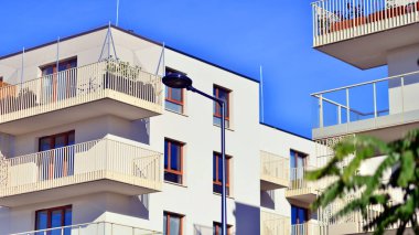 Avrupa 'daki yerleşim yerleri doğayla uyum içinde. Çevre dostu, yeşilliklerle dolu bir şehirde yaşıyor. Eko apartman binası enerji tasarrufu ve temiz hava kavramı. 