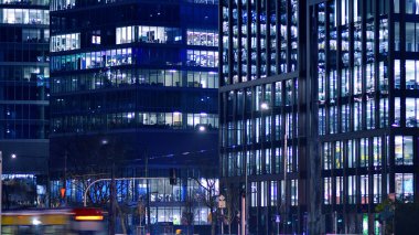 Akşamları daha aydınlık çalışma alanları olan ofis binası. Finans bölgesinde modern, parlak bir gökdelen. Ofiste geç saatlere kadar..