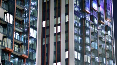 Gece mimarisi, cam cepheli gökdelenler. İş bölgesindeki modern binalar. Ekonomi kavramı, mali.