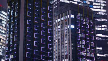 Gece mimarisi, cam cepheli gökdelenler. İş bölgesindeki modern binalar. Ekonomi kavramı, mali.