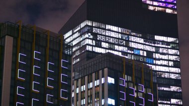 Gece mimarisi, cam cepheli gökdelenler. İş bölgesindeki modern binalar. Ekonomi kavramı, mali.