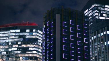 Gece mimarisi, cam cepheli gökdelenler. İş bölgesindeki modern binalar. Ekonomi kavramı, mali.