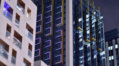 Gece mimarisi, cam cepheli gökdelenler. İş bölgesindeki modern binalar. Ekonomi kavramı, mali.