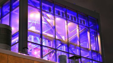 Akşamları daha aydınlık çalışma alanları olan ofis binası. Finans bölgesinde modern, parlak bir gökdelen. Ofiste geç saatlere kadar..