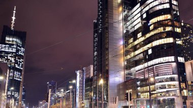 Gece mimarisi, cam cepheli gökdelenler. İş bölgesindeki modern binalar. Ekonomi kavramı, mali.