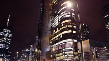 Gece mimarisi, cam cepheli gökdelenler. İş bölgesindeki modern binalar. Ekonomi kavramı, mali.