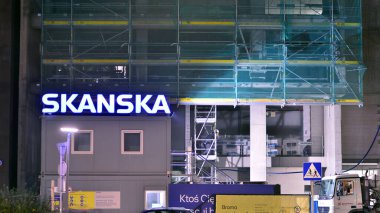 Varşova, Polonya. 21 Kasım 2024. Skanska binasının inşaatı devam ediyor..