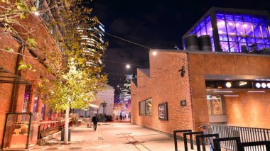 Varşova, Polonya. 21 Kasım 2024. Fabryka Norblina alışveriş merkezinin içi. Sanayi sonrası mimarinin incisi, ofisleri, dükkanları ve restoranları olan şehrin yeni bir kısmına dönüştü.