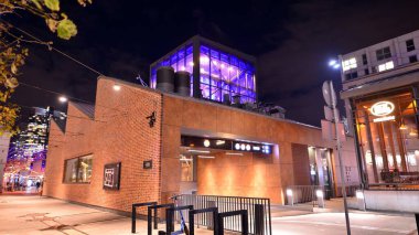 Varşova, Polonya. 21 Kasım 2024. Fabryka Norblina alışveriş merkezinin içi. Sanayi sonrası mimarinin incisi, ofisleri, dükkanları ve restoranları olan şehrin yeni bir kısmına dönüştü.