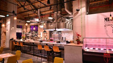 Varşova, Polonya. 21 Kasım 2024. Fabryka Norblina alışveriş merkezinin içi. Dakika Biftek Köşesi Restoranının İçi.