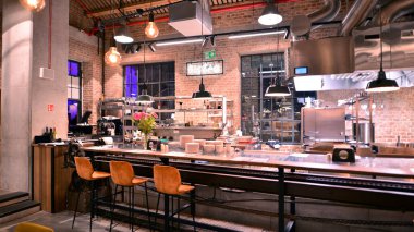 Varşova, Polonya. 21 Kasım 2024. Fabryka Norblina alışveriş merkezinin içi. Dakika Biftek Köşesi Restoranının İçi.