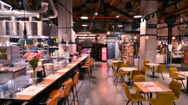 Varşova, Polonya. 21 Kasım 2024. Fabryka Norblina alışveriş merkezinin içi. Dakika Biftek Köşesi Restoranının İçi.