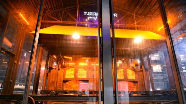 Varşova, Polonya. 21 Kasım 2024. Fabryka Norblina alışveriş merkezinin içi. Sanayi sonrası mimarinin incisi, ofisleri, dükkanları ve restoranları olan şehrin yeni bir kısmına dönüştü.