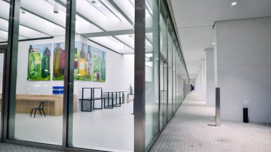 Varşova, Polonya. 22 Kasım 2024. Modern Sanatlar Müzesinin İçi. 