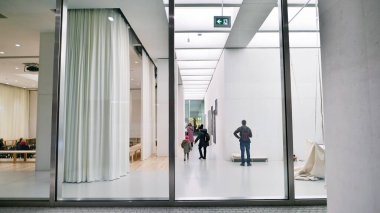 Varşova, Polonya. 22 Kasım 2024. Modern Sanatlar Müzesinin İçi. 