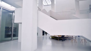 Varşova, Polonya. 22 Kasım 2024. Modern Sanatlar Müzesinin İçi. 
