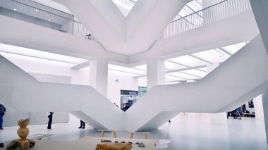 Varşova, Polonya. 22 Kasım 2024. Modern Sanatlar Müzesinin İçi. 