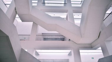 Varşova, Polonya. 22 Kasım 2024. Modern Sanatlar Müzesinin İçi. 