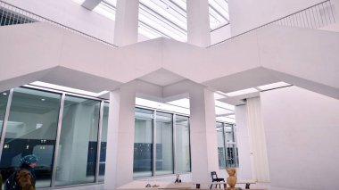 Varşova, Polonya. 22 Kasım 2024. Modern Sanatlar Müzesinin İçi. 