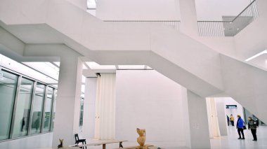 Varşova, Polonya. 22 Kasım 2024. Modern Sanatlar Müzesinin İçi. 