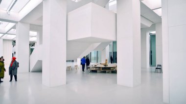 Varşova, Polonya. 22 Kasım 2024. Modern Sanatlar Müzesinin İçi. 