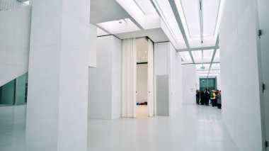Varşova, Polonya. 22 Kasım 2024. Modern Sanatlar Müzesinin İçi. 